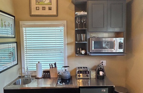 Emerald Hills Apartamento | Large, private Studio with 1 Bath in beautiful Emerald Hills - 30 day minimum