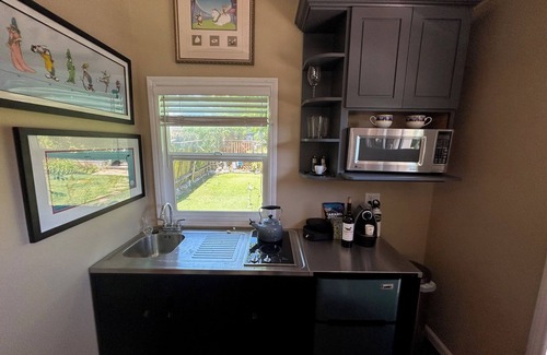 Emerald Hills Apartamento | Large, private Studio with 1 Bath in beautiful Emerald Hills - 30 day minimum