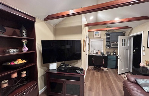 Emerald Hills Apartamento | Large, private Studio with 1 Bath in beautiful Emerald Hills - 30 day minimum