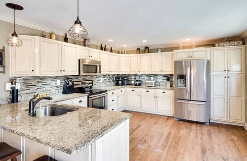 Cleveland Casa | Large quiet bedroom for Traveling Healthcare Professionals