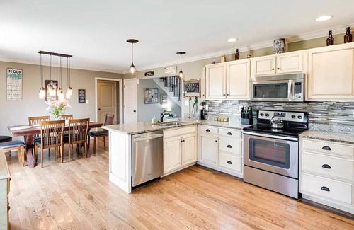 Cleveland Casa | Large quiet bedroom for Traveling Healthcare Professionals