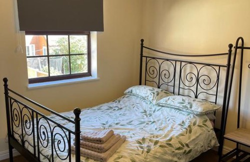 Leicester Casa | Large, Quiet, Sleeps 16, 4 bathrooms, Parking, Leicester