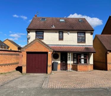Leicester Casa | Large, Quiet, Sleeps 16, 4 bathrooms, Parking, Leicester