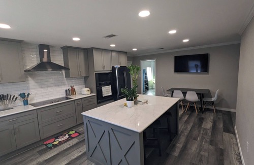 Southeast Pensacola Casa | Large Remodeled Central Located Minutes to the Beach & Downtown Free Big Parking