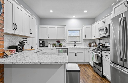 South Hyde Park Casa | Large Remodeled Midtown Beauty - Locust St. Estate - 2 kings/sleeps 8!