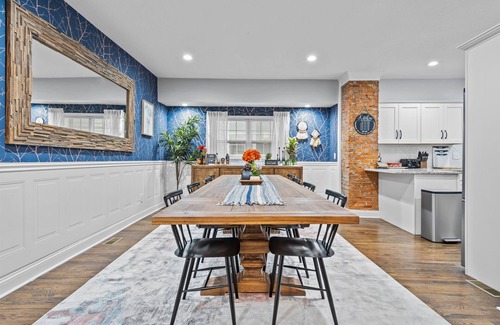 South Hyde Park Casa | Large Remodeled Midtown Beauty - Locust St. Estate - 2 kings/sleeps 8!