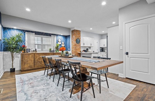 South Hyde Park Casa | Large Remodeled Midtown Beauty - Locust St. Estate - 2 kings/sleeps 8!