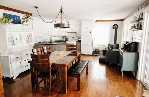 Chiasson Chalet De Esquí | Large renovated beachfront cottage