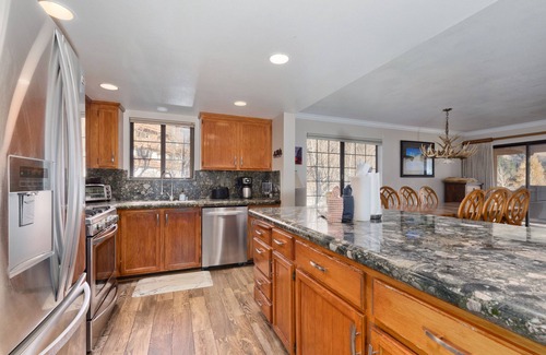 June Lake Condominio | Large, renovated Interlaken condo that accommodates 10!