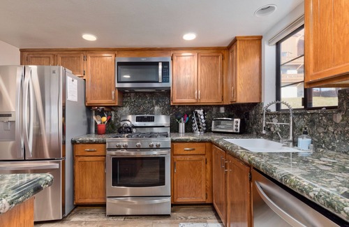 June Lake Condominio | Large, renovated Interlaken condo that accommodates 10!