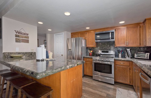 June Lake Condominio | Large, renovated Interlaken condo that accommodates 10!