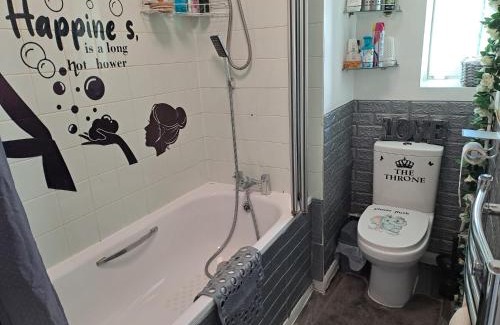 Coldharbour Casa | Large Room in a Shared House - Brixton London