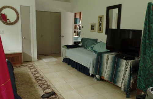 Noyack Cama Y Desayuno | Large Room w use of pool/tennis in Spacious home