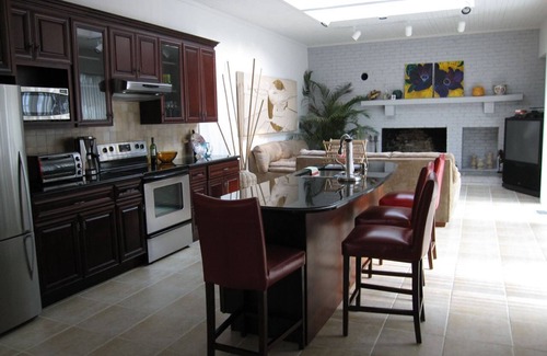 Noyack Cama Y Desayuno | Large Room w use of pool/tennis in Spacious home