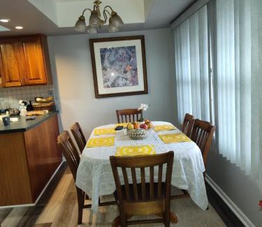 Elk Grove Village Casa | Large room with balcony in private home in Elk Grove