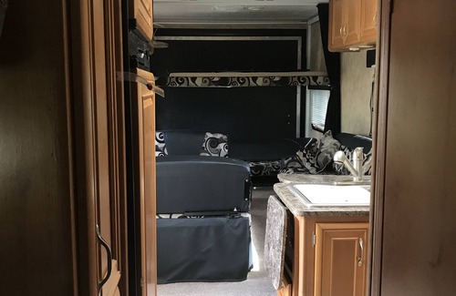 Hunt Club Casa | Gran RV para quedarse en nuestra propiedad con piscina o tomar viaje