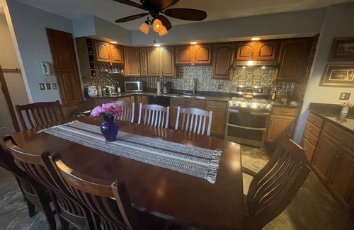 Saratoga Springs Casa | Large Saratoga Lake House, close to all amenities , privacy of lake living.