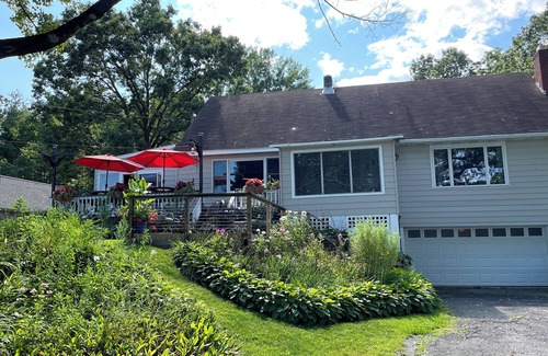 Saratoga Springs Casa | Large Saratoga Lake House, close to all amenities , privacy of lake living.