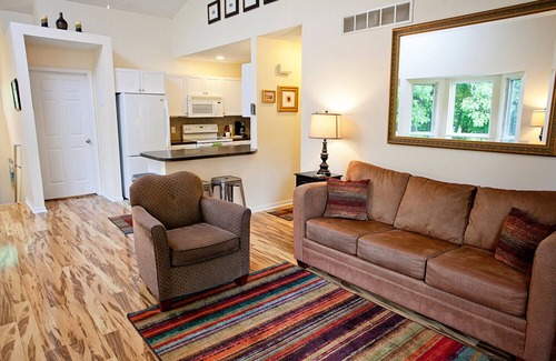 Saugatuck Condominio | Gran condominio Saugatuck, barranco arbolado, techos de catedral, SIN CUOTAS DE LIMPIEZA