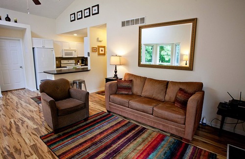 Saugatuck Condominio | Gran condominio Saugatuck, barranco arbolado, techos de catedral, SIN CUOTAS DE LIMPIEZA