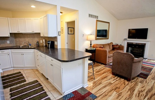 Saugatuck Condominio | Gran condominio Saugatuck, barranco arbolado, techos de catedral, SIN CUOTAS DE LIMPIEZA