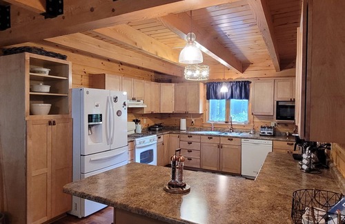 Smithfield Cabina | Large Secluded Cabin on the Lake - Now booking 2+ night stays