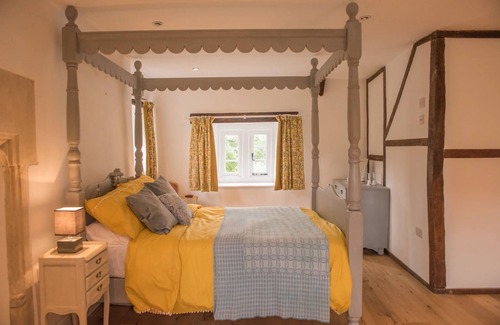 Binegar Otro | Large Somerset Farmhouse with hot tub, close to Bath and local attractions.
