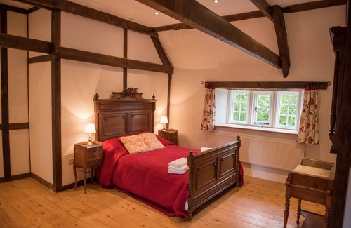Binegar Otro | Large Somerset Farmhouse with hot tub, close to Bath and local attractions.