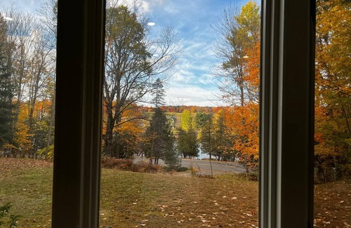 Bracebridge Cabaña | Large Spacious Waterfront Cottage