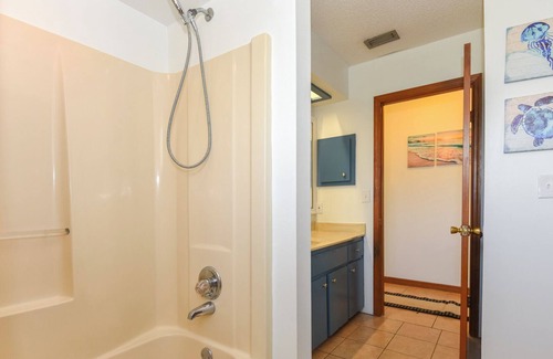 South Daytona Casa | Large Split Townhome w/ 2 kitchens! Perfect for couple's and blended families!