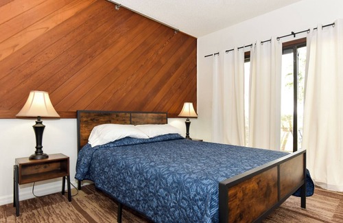 South Daytona Casa | Large Split Townhome w/ 2 kitchens! Perfect for couple's and blended families!