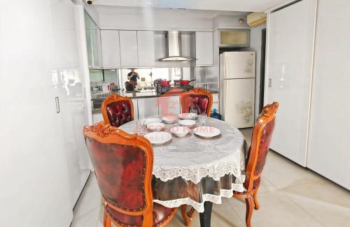 Karet Apartamento | Large & Strategic 3BR Taman Rasuna Apt Pool