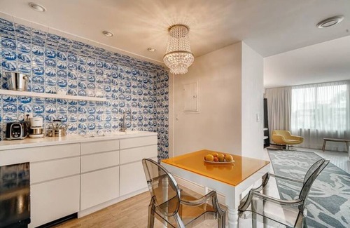 West Avenue Apartamento | Large studio at the iconic 1100 West condo hotel