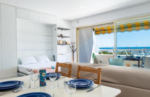 Villeneuve Loubet Beach Apartamento | Large studio with a breathtaking view of the sea