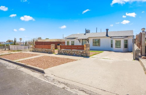El Paso Casa | Large Stylish Hm W Big Back Yard