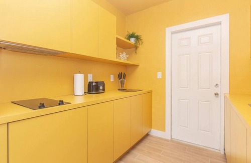 El Portal Apartamento | Large Stylish Studio Apartment in El Portal 3