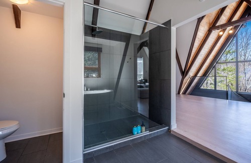 Mont-Tremblant Chalet De Esquí | Large Swiss-style chalet