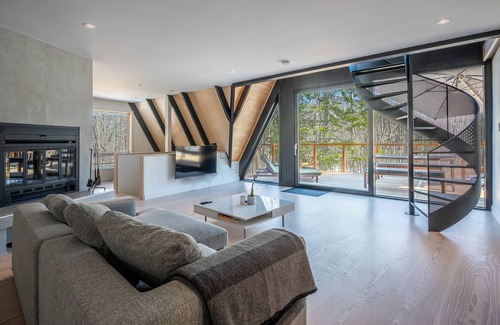Mont-Tremblant Chalet De Esquí | Large Swiss-style chalet