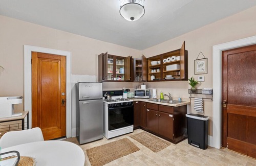 Bay View Casa | Large Triplex Building on Kinnickinnic Ave! Central Bay View- Milwaukee