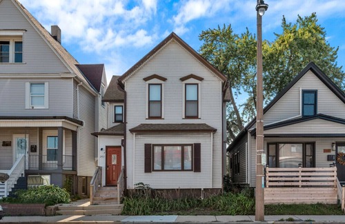 Bay View Casa | Large Triplex Building on Kinnickinnic Ave! Central Bay View- Milwaukee