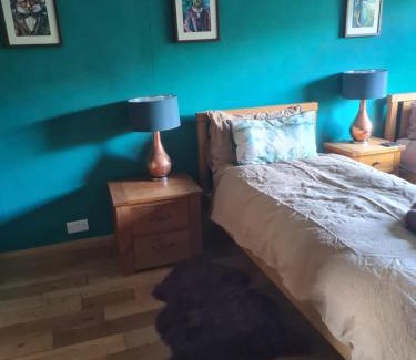 Pill Casa | Large twin room in Shirehampton