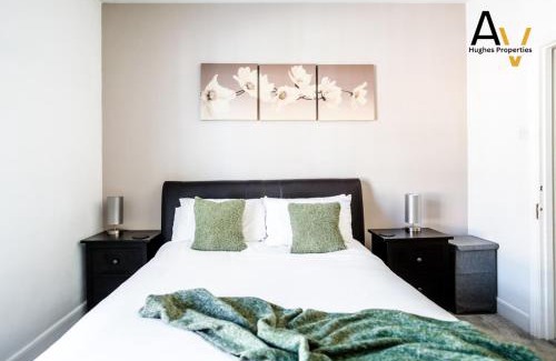 Northampton Casa | Large Two-Bedroom House - Garden, Fast Wi-Fi, Free Parking By AV Hughes Properties