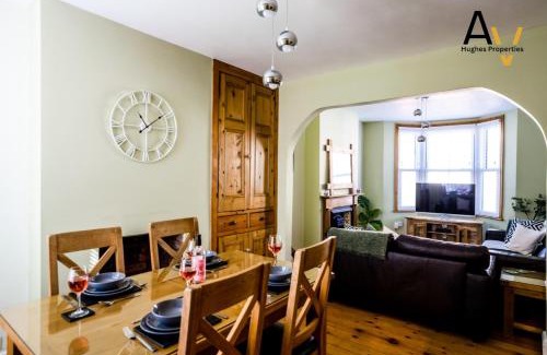 Northampton Casa | Large Two-Bedroom House - Garden, Fast Wi-Fi, Free Parking By AV Hughes Properties