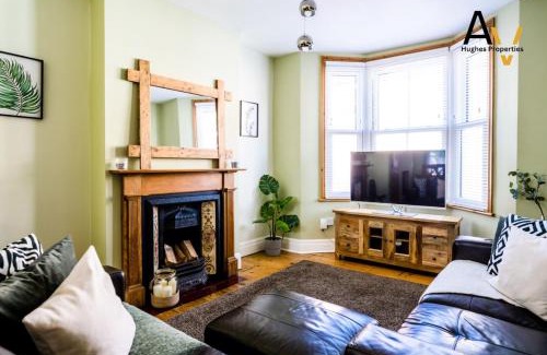 Northampton Casa | Large Two-Bedroom House - Garden, Fast Wi-Fi, Free Parking By AV Hughes Properties