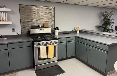 Waukesha Apartamento | Large two bedroom lower unit. Downtown Waukesha.