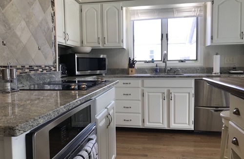 Newport Casa | Casa grande actualizada, Walk To Beach, 6BR, 4BA Sleeps 13+