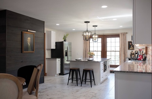 Greenville - Spartanburg Casa | Large Upscale Paris Mountain Home with a Hot Tub