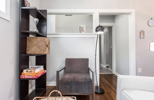 Kansas City Casa | Large Urban Core Home - Close to UMKC - Sleeps 14