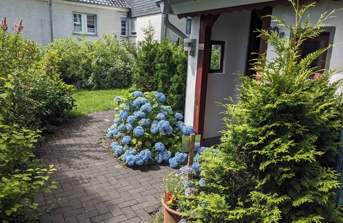Wermelskirchen Apartamento | Large vacation apartment for 1-8 people, private entrance and terrace/ farm fields