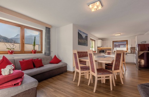 Umhausen Casa | Gran casa de vacaciones para hasta 18 personas con una sala de estar y comedor abiertos